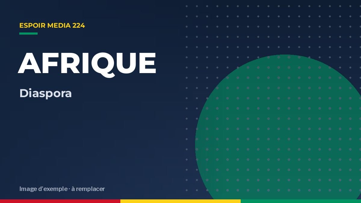 Une jeune entrepreneure de retour de la diaspora travaille avec son équipe dans un espace de coworking à Conakry.