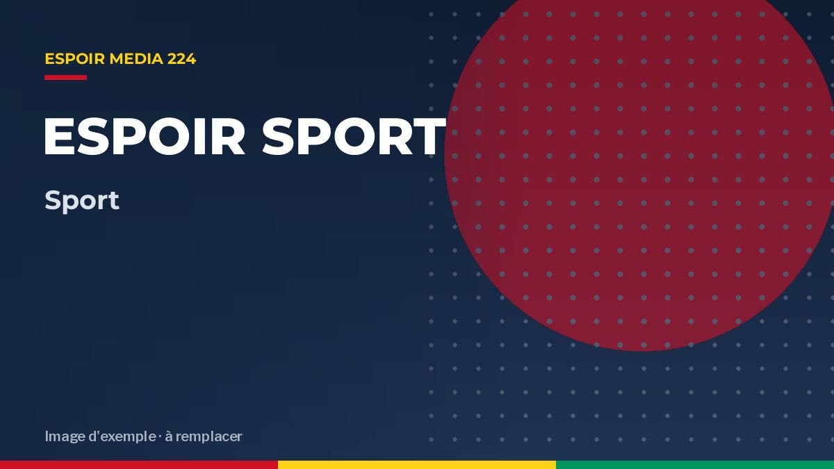 Des joueuses s'entraînent sur un terrain de Conakry, filmées pour le magazine Espoir Sport.