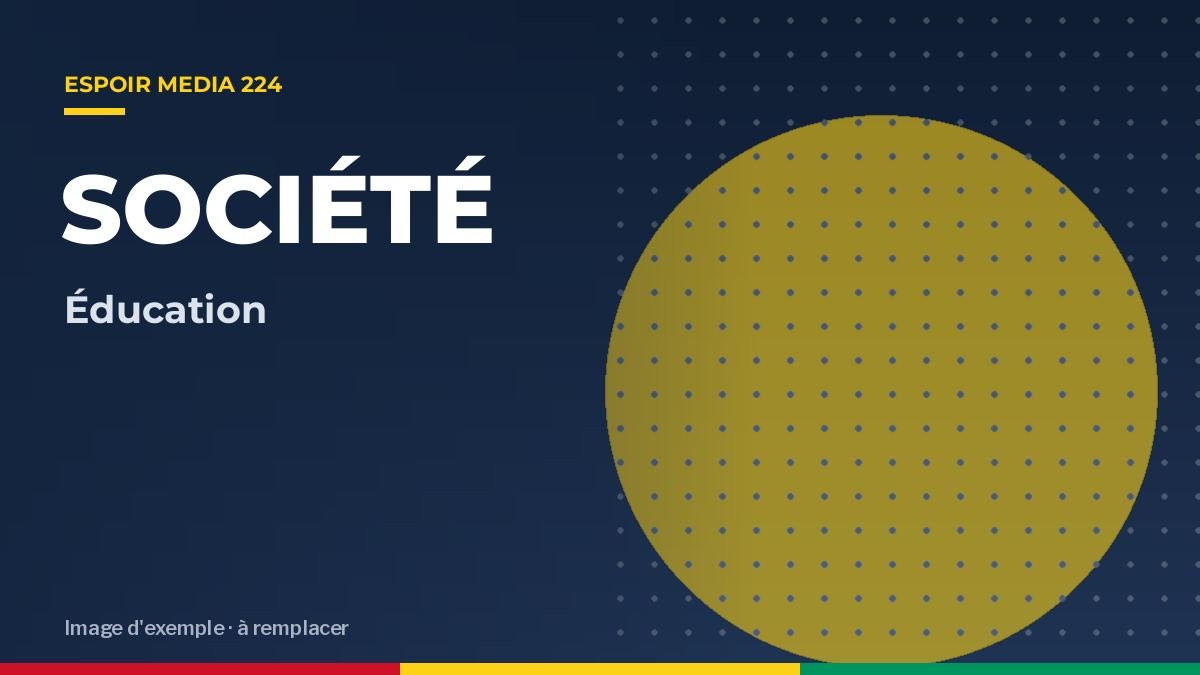 Des parents font la queue devant une librairie de Bonfi, à Matoto.